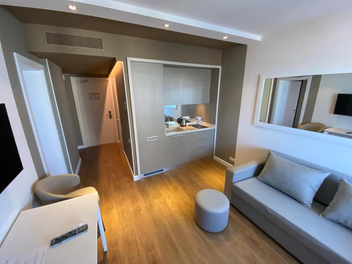 Gq Premium Apartments In Alliance Palace Batumi Exterior photo