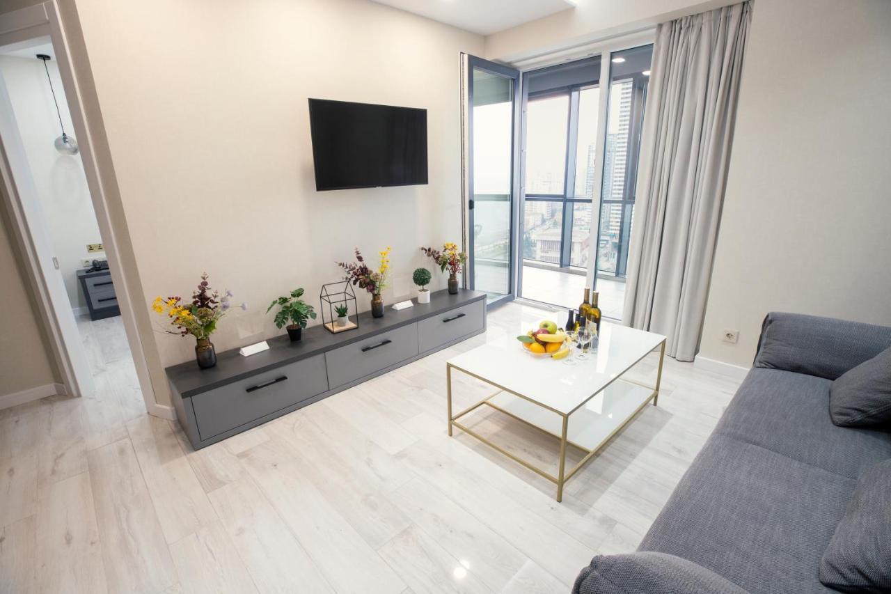Gq Premium Apartments In Alliance Palace Batumi Exterior photo